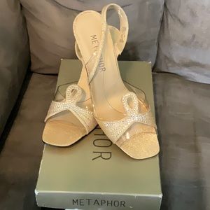 Metaphor gold shoes Sonja size 8M